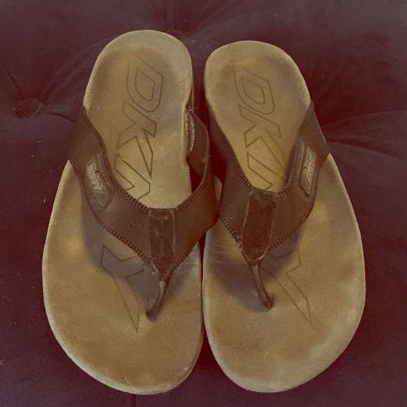 DKNY FLIP FLOPS