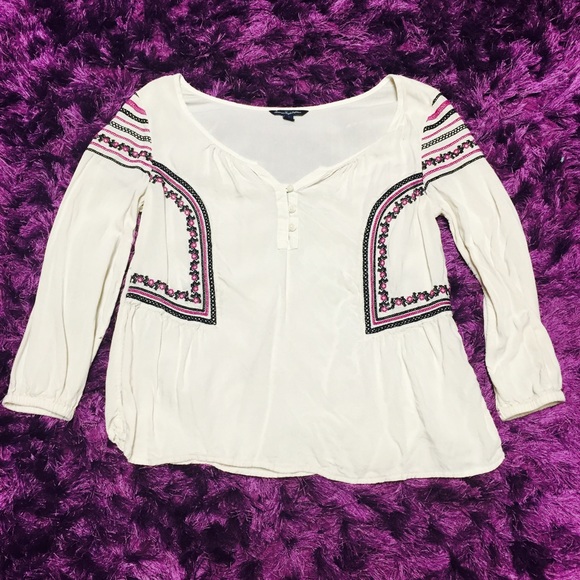 🚫SOLD🚫White blouse with crocheted pattern 🌻