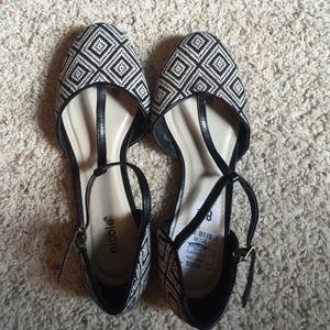 Black and white strappy flats