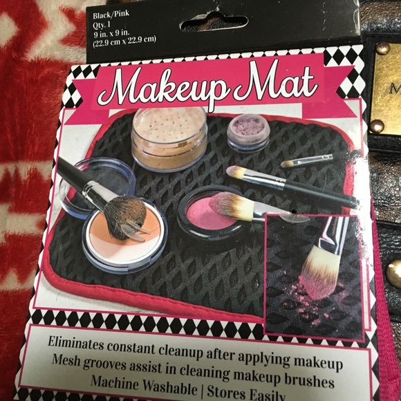 Combo Makeup Mat & 3 Piece ECOTOOLS Brush Set - Picture 2 of 3