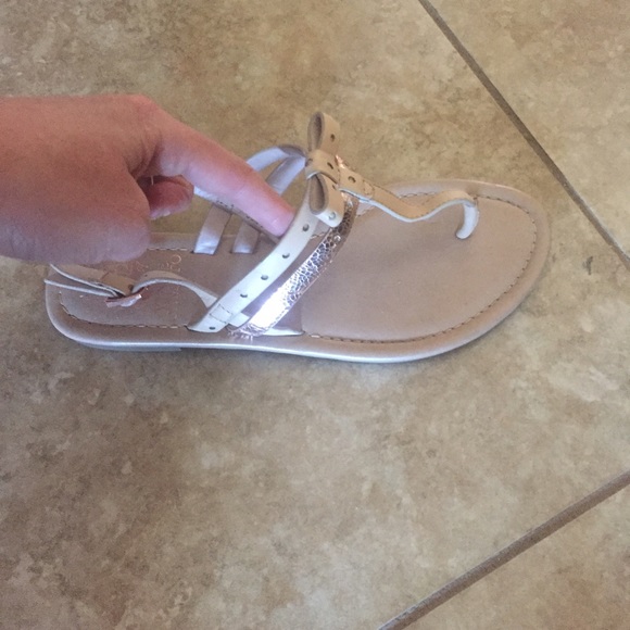 Vince camuto 7.5 flat sandals