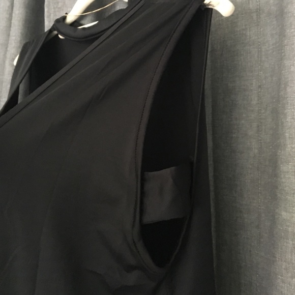 Black cut out tank - Picture 4 of 4