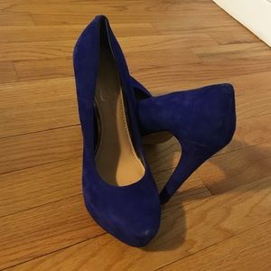 Blue pumps