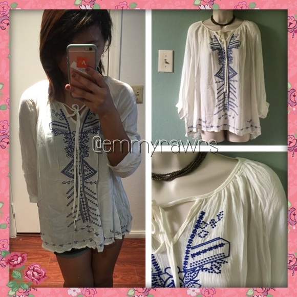 Last one • 🆕 Loose Bohemian Embroidered Top - Picture 2 of 4
