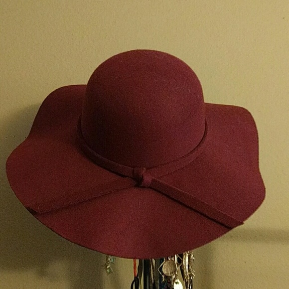 Maroon floppy hat