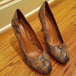 Snake print pump