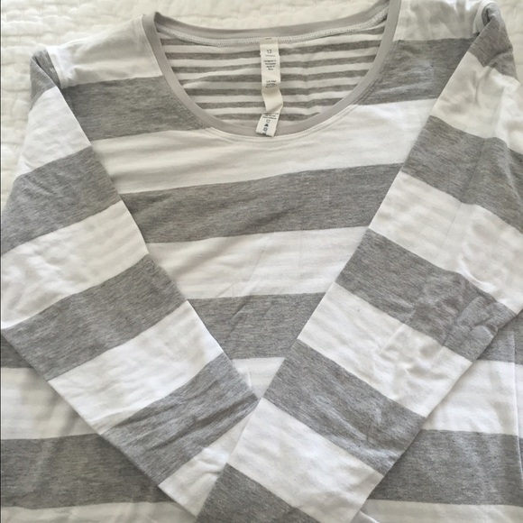 Lululemon long sleeve gray and white shirt