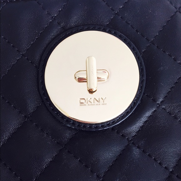 DKNY quilt leather bag additional photos. - Picture 2 of 4