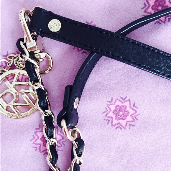 DKNY quilt leather bag additional photos. - Picture 3 of 4