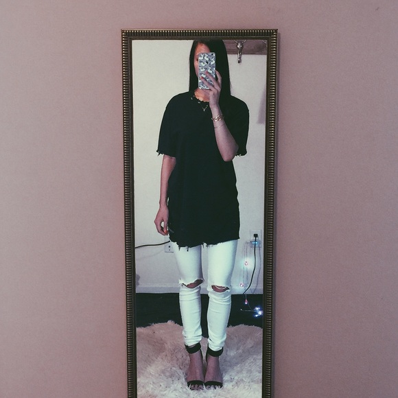 🚫Sold🚫🌚Distressed Tee in Black - Picture 2 of 4