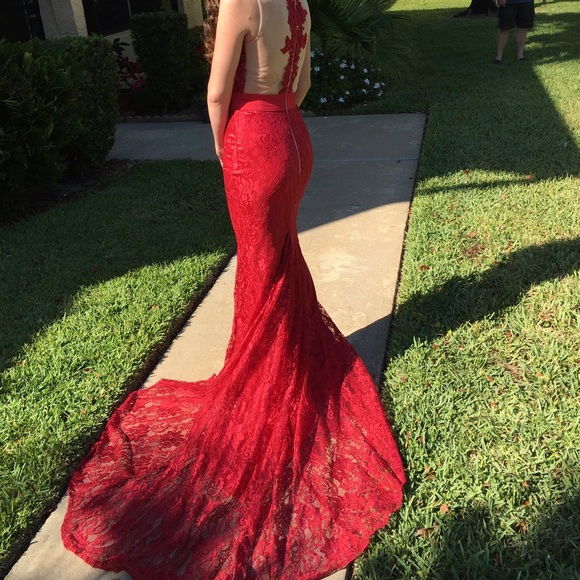 Beautiful red dress - Picture 2 of 3