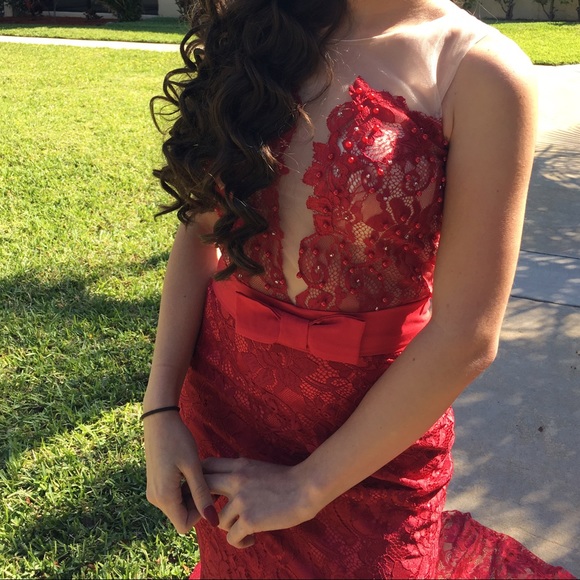Beautiful red dress - Picture 3 of 3