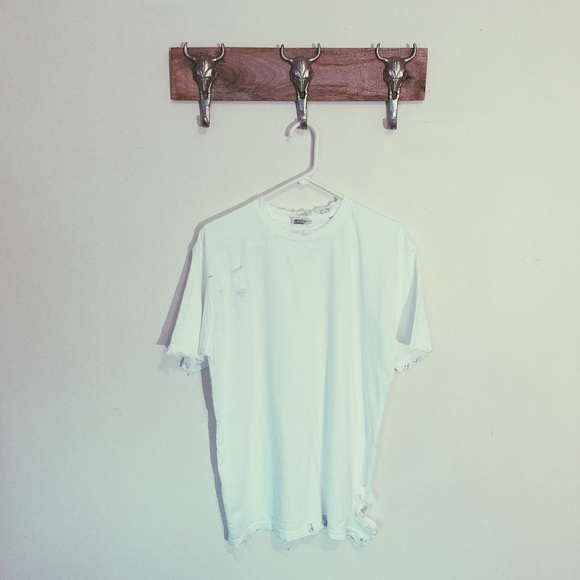 🚫Sold🚫🐇Distressed Tee in White - Picture 2 of 3