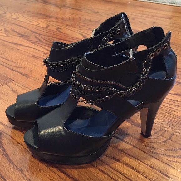 Madden size 7 black heels