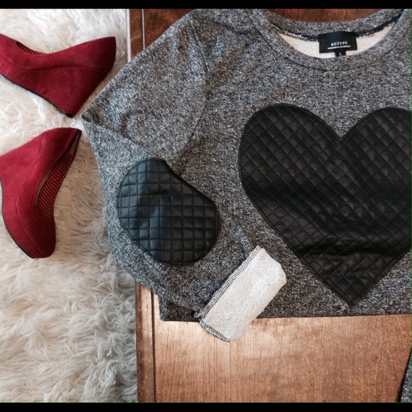 ❤️ACTIVE Black Heart Sweatshirt❤️