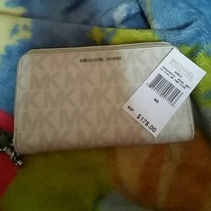 @kittyladybaby only Micheal Kors Adele wallet