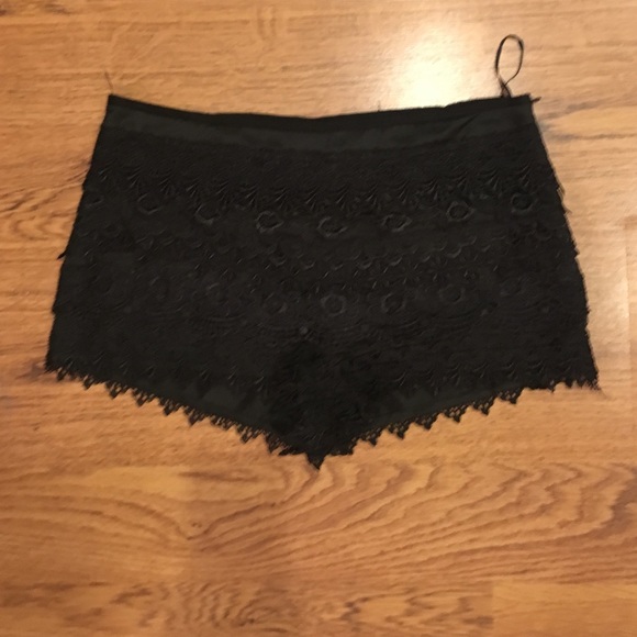 Black Ruffle shorts - Picture 2 of 2