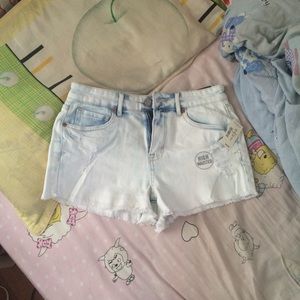 High wasted light wash denim shorts