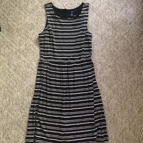 Gap (outlet) black & white dress. Size small.