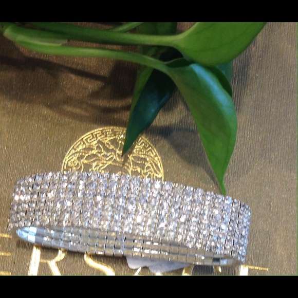 🌺CRYSTAL STRETCH CUFF BRACELET🌺 - Picture 2 of 2