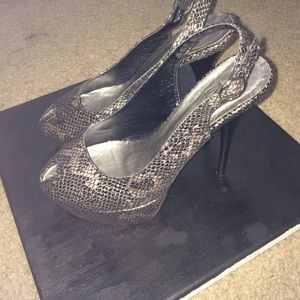 "Snake skin" grey heels