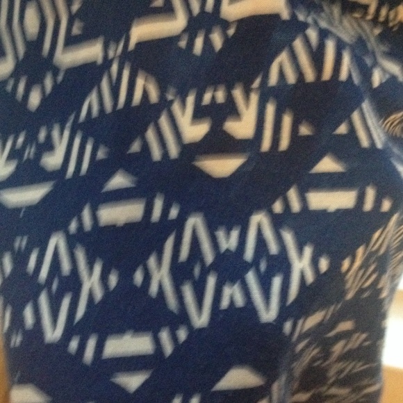 A keyhole back tank top - Picture 2 of 3