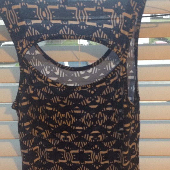 A keyhole back tank top - Picture 3 of 3