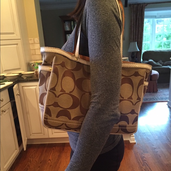 ✨ADDITIONAL PICS✨ of Coach Tote! (See listing)