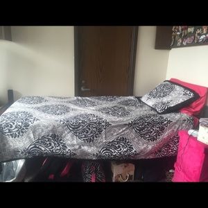Twin XL Comforter and Pink Sheets