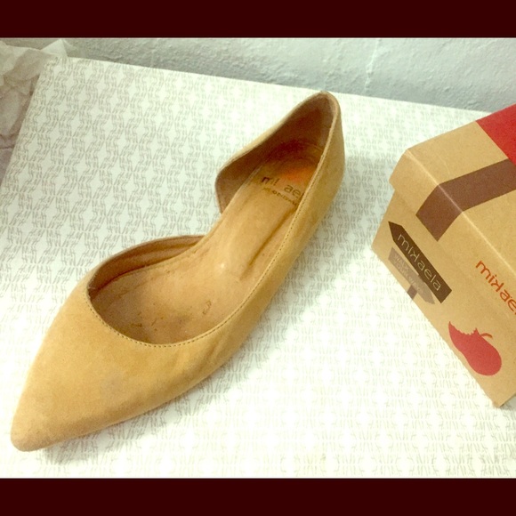 Cream/Tan Pointy Suede Flats