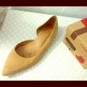 Cream/Tan Pointy Suede Flats