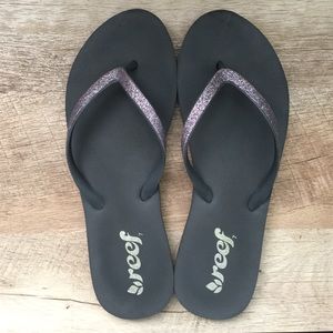 Grey reef flip flops!
