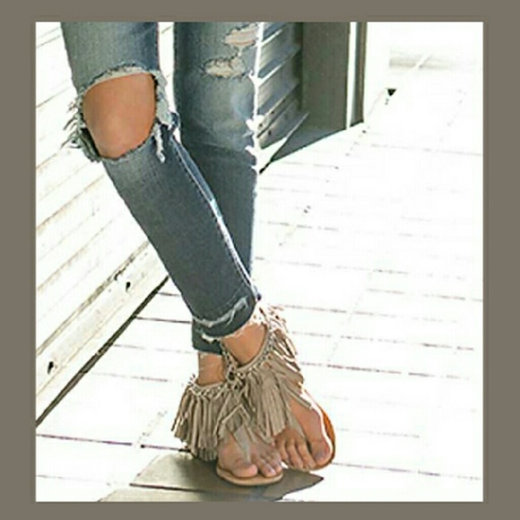 🔖SALE 1 PAIR LEFT🔖TAUPE FRINGE SANDALS-NIB - Picture 3 of 4