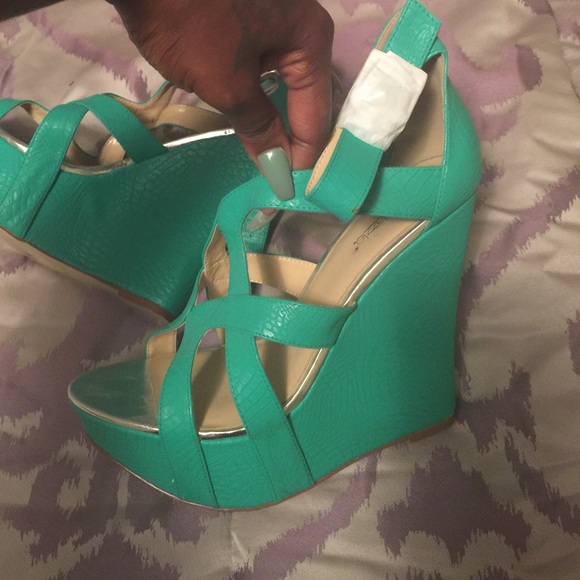 Wedges new -never worn