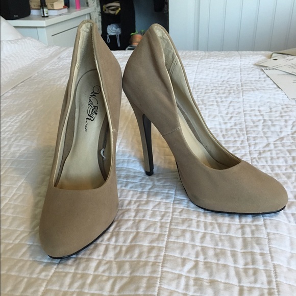 High beige pumps