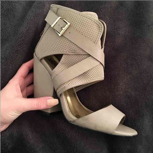 ❌SOLD❌ Bebe heels - Picture 2 of 3