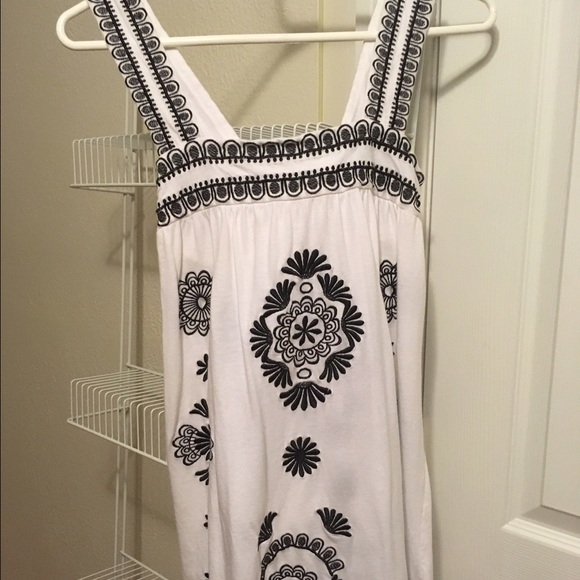 Appliquéd black and white top!
