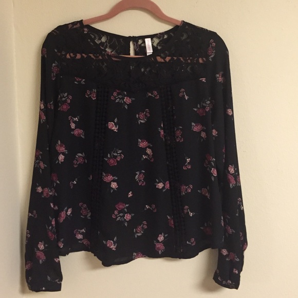 ❌ SOLD ❌ Black with pink rose pheasant flowy shirt