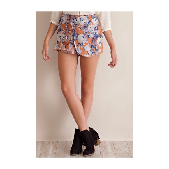 Gorgeous comfortable Floral Shorts - Picture 2 of 4