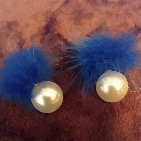 Blue fluffy ball pearl stud earrings - Picture 2 of 3