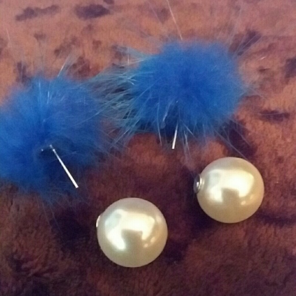 Blue fluffy ball pearl stud earrings - Picture 3 of 3