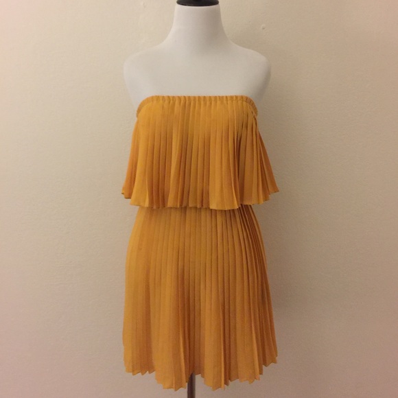bebe Dresses & Skirts - Bebe Strapless Pleated Dress
