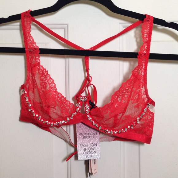 VS Designer Collection Red Lace Bra Set