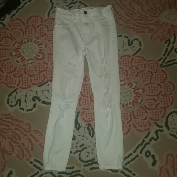 AMERICAN EAGLE WHITE DISTRESSED CAPRIS