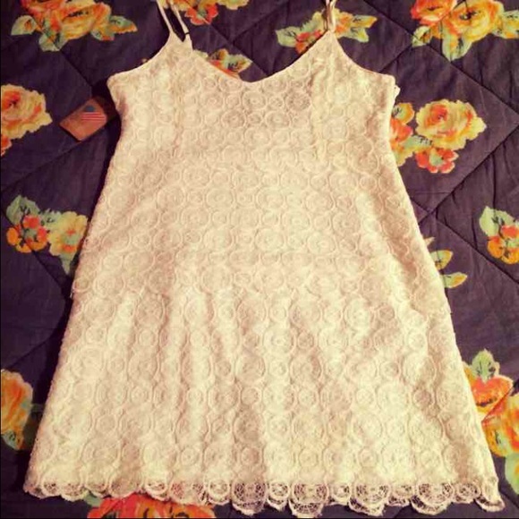 White lace dress - Picture 1 of 4