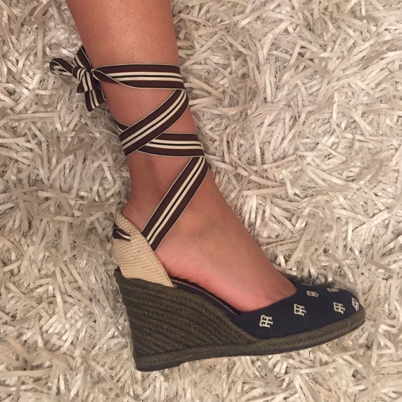 Tommy Hilfiger tie around summer wedges ☀️