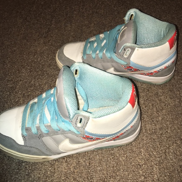 Women's Nike - Picture 2 of 4