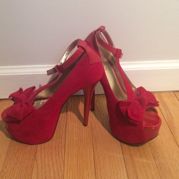 25 Red Bakers heels size 6