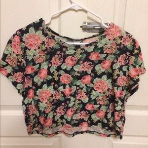 ❌ SOLD ❌ Floral crop top