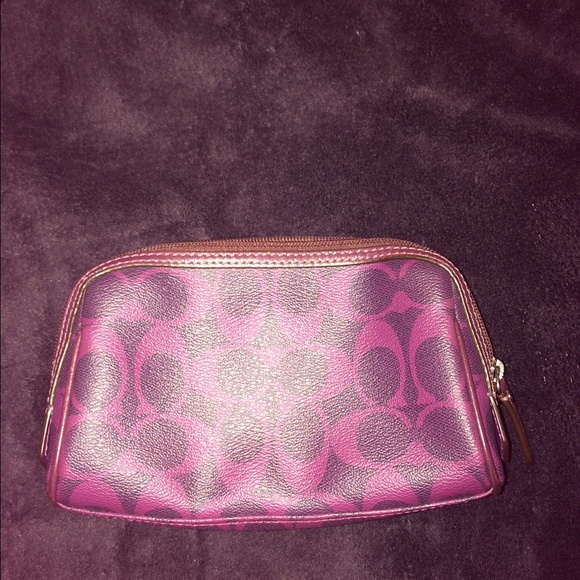 🆕Coach Purple Signature Leather Make up Pouch!👛 - Picture 3 of 4